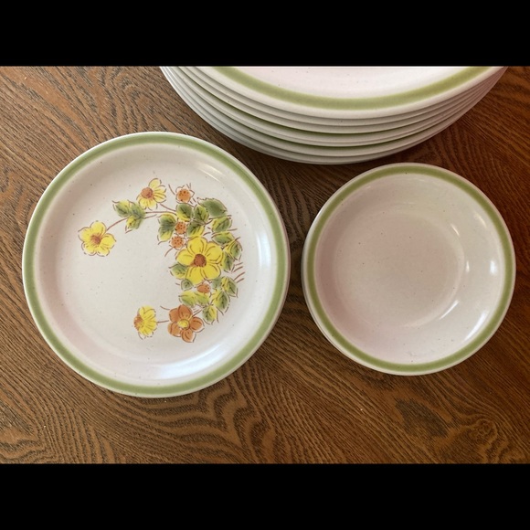 Mid Century Spring Collection Stoneware Spring Garland Dishes - Picture 4 of 9